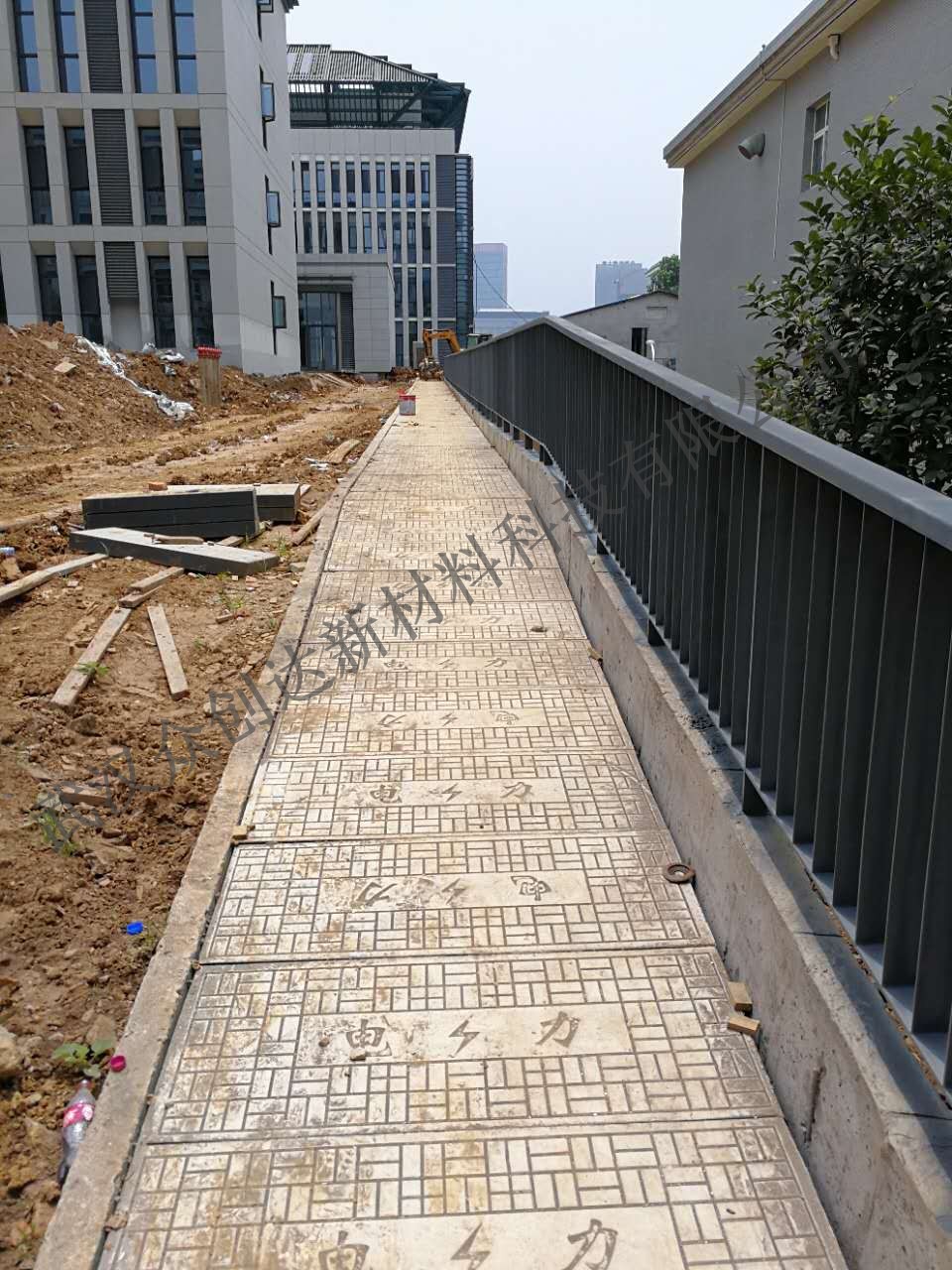 湖南六建武大文科樓項(xiàng)目部電纜溝蓋板鋪設(shè)實(shí)例圖